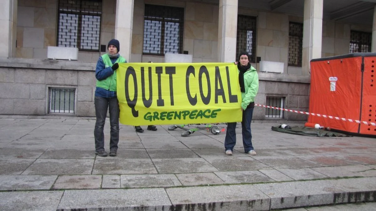 Ponad 80 aktywistów Greenpeace z 20 krajów uczestniczyło w proteście przed budynkiem Ministerstwa Gospodarki. Protest zakończył się ok. godz. 12.
