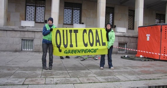 Ponad 80 aktywistów Greenpeace z 20 krajów uczestniczyło w proteście przed budynkiem Ministerstwa Gospodarki. Protest zakończył się ok. godz. 12.