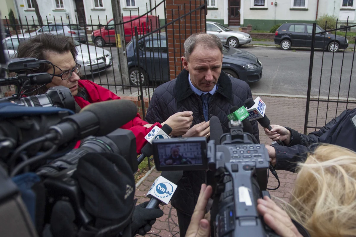 Szef dolnośląskiej PO Jacek Protasiewicz stawił się w legnickiej prokuraturze, która prowadzi postępowanie wyjaśniające w sprawie doniesienia o korupcji politycznej. Miało do niej dojść w związku z wyborami szefa regionu; chodzi o obietnice pracy za oddanie głosu.