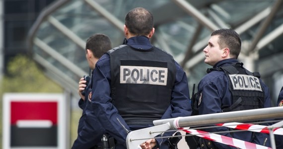 Przed siedzibami głównych mediów w Paryżu rozmieszczono policję. Wcześniej w redakcji dziennika "Liberation" uzbrojony mężczyzna postrzelił i ciężko ranił asystenta fotografa. Strzały padły też przed siedzibą banku Societe General. Trwa policyjna obława za sprawcą strzelaniny.