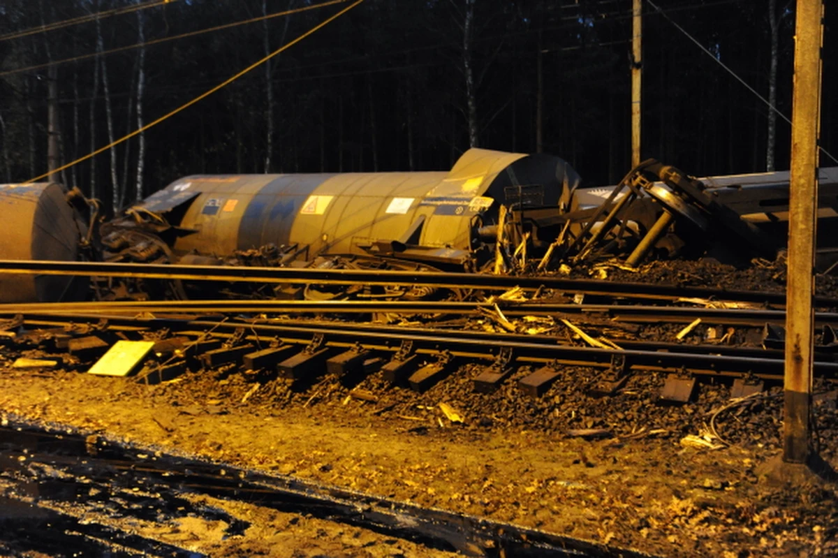 Nawet do środy może potrwać usuwanie skutków wykolejenia pociągu towarowego w zachodniopomorskim Warnowie. Między Świnoujściem a Wolinem uszkodzonych jest 800 metrów toru. 
