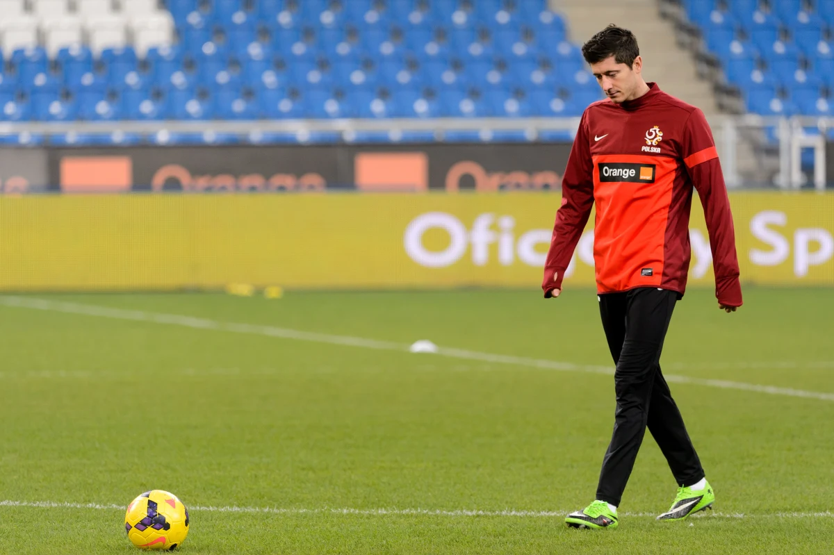 Polscy piłkarze zagrają w Poznaniu o godz. 20.45 drugie spotkanie pod wodzą Adama Nawałki. Nowy selekcjoner liczy, że dobrą postawą i zwycięstwem nad Irlandią, drużynie uda się odbudować zaufanie kibiców. 