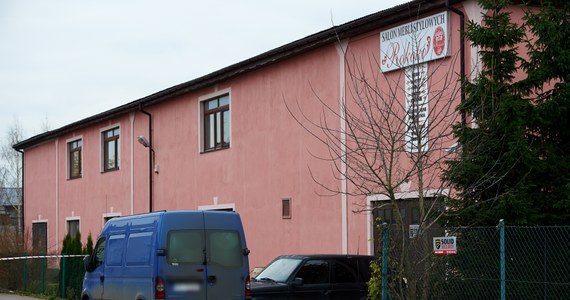 Jedna osoba nie żyje, a dwie są ciężko ranne po nocnej strzelaninie w Pruszczu Gdańskim. Jak nieoficjalnie dowiedział się reporter RMF FM, mężczyzna zaatakował rodzinę, z którą prowadził interesy. Następnie strzelił sobie w głowę. Przeżył, ale jest w ciężkim stanie. 