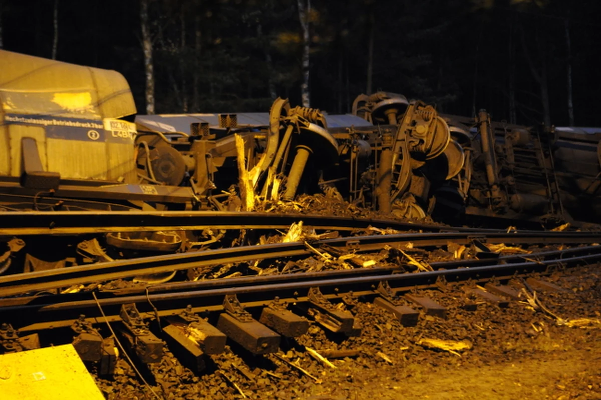 Awaria jednego z wagonów była przyczyną poniedziałkowego wykolejenia się pociągu z olejem napędowym w Warnicach, niedaleko Świnoujścia. Linia kolejowa do Świnoujścia nieprzejezdna będzie co najmniej do końca tygodnia.
