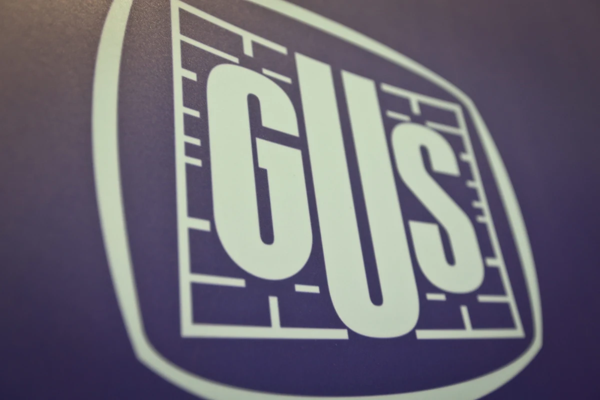 "Nawet decyzja sądu o areszcie dla wiceprezesa GUS nie oznacza, że zostanie pozbawiony stanowiska" - usłyszał reporter RMF FM Krzysztof Zasada od rzecznika Głównego Urzędu Statystycznego. Krzysztof K. wciąż jest we władzach instytucji, mimo że prokuratura postawiła mu już zarzuty korupcyjne w sprawie ustawiania przetargów w byłym MSWiA. "Nie ma w tej chwili powodów, by wiceprezes stracił stanowisko" - dodał rzecznik.