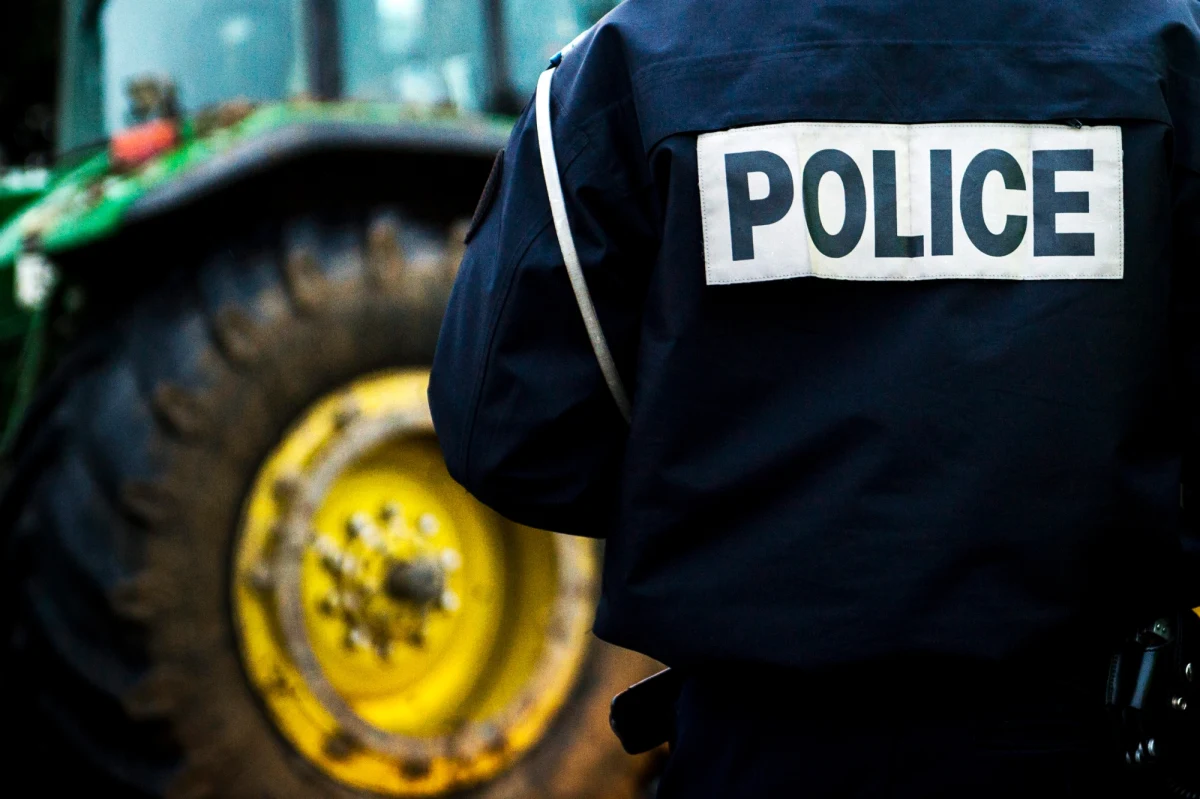 Francuscy rolnicy zablokowali traktorami autostrady dojazdowe do Paryża. W ten sposób farmerzy chcą zaprotestować przeciwko podwyżce podatków i zmianom w systemie unijnych dopłat do rolnictwa.  