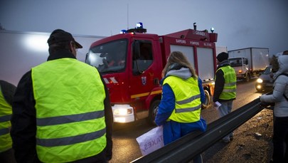 Francuscy rolnicy blokują drogi