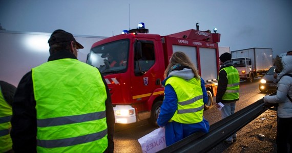 Kierowca zginął, a sześciu policjantów zostało rannych w wypadkach z powodu protestujących w regionie paryskim rolników. Od rana blokują oni traktorami część autostrad i dróg dojazdowych do Paryża. 