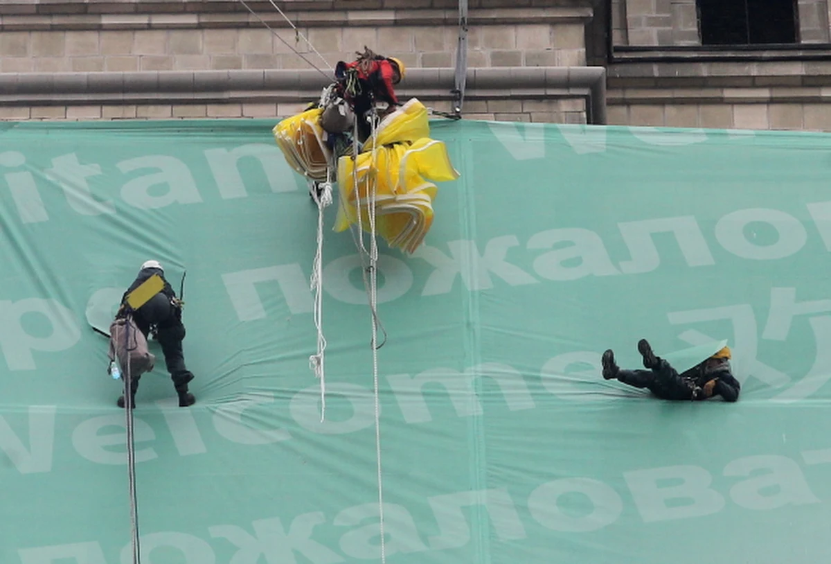 Aktywiści Greenpeace prowadzą protest na ścianie Pałacu Kultury i Nauki w Warszawie. Ekolodzy rozwiesili transparent z hasłem "Ratujcie Arktykę. Uwolnijcie naszych aktywistów" na płachcie reklamującej odbywający się w stolicy szczyt klimatyczny ONZ COP 19. 