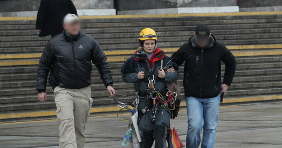 Po godzinie 14 z gmachu Pałacu Kultury i Nauki w Warszawie zniknął transparent powieszony tam rano przez aktywistów Greenpeace. Policja ściągnęła też trzech aktywistów, którzy wisieli na budynku - informuje reporterka RMF FM. 