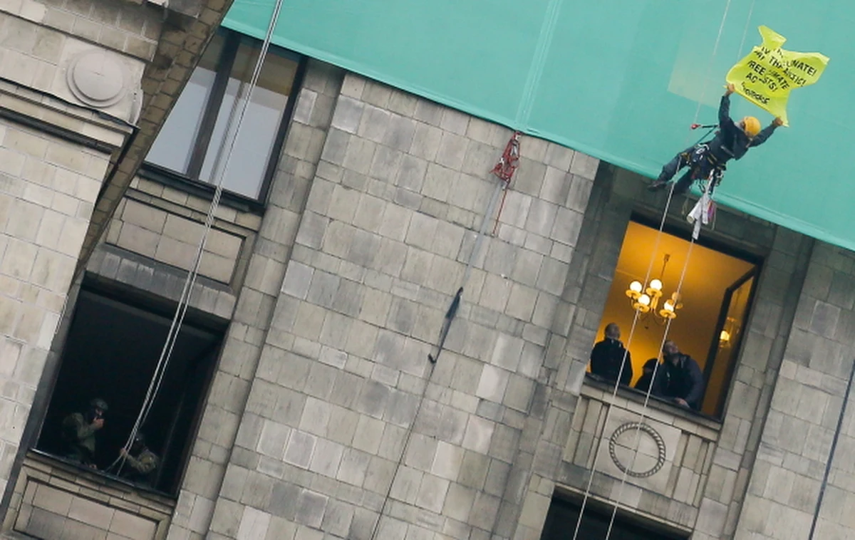 Policja szykuje wnioski do sądu o ukaranie aktywistów Greenpeace, którzy w czwartek na elewacji Pałacu Kultury i Nauki rozwiesili transparent nawołujący do ochrony klimatu. W sumie zatrzymano 46 osób.