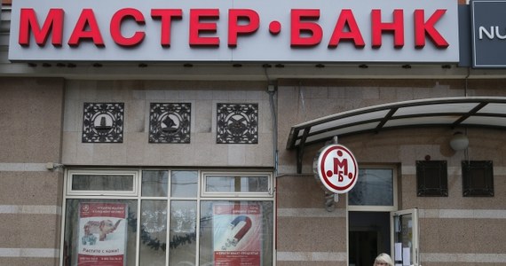 Największy krach w rosyjskim systemie bankowym. Upadł Masterbank posiadający największą sieć bankomatów w Rosji. Jego działalność zablokował Centralny Bank Rosji z powodu wątpliwych operacji na sumę około 200 miliardów rubli (około 20 mld polskich złotych). Śledczy podejrzewają, że udziałowcy banku nielegalnie wyprowadzali z niego pieniądze. W Rosji wybuchła panika. Ludzie wycofują wkłady także z innych banków.