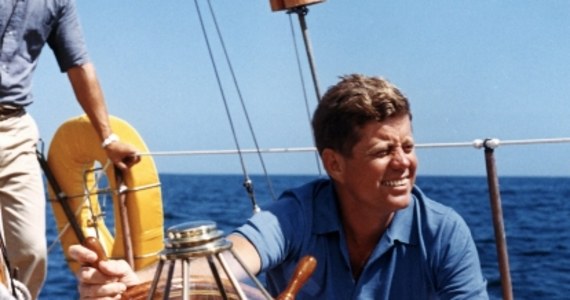 50 lat po śmierci Johna Fitzgeralda Kennedy'ego świat wciąż dowiaduje się nowych rzeczy o jego życiu. Zabity w zamachu w Dallas prezydent Stanów Zjednoczonych należy do najbardziej lubianych przywódców USA w historii. W dniu 50. rocznicy zabójstwa Kennedy'ego przedstawiamy garść faktów z życia JFK - tych znanych i zupełnie nieznanych.