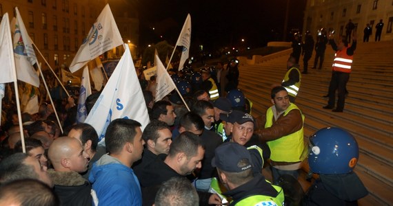 Kilka tysięcy protestujących policjantów sforsowało wieczorem bariery i kordon policyjny ochraniający budynek Zgromadzenia Republiki (parlamentu) w Lizbonie. Demonstranci żądali dymisji portugalskiego rządu. 