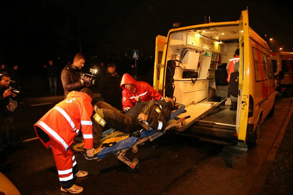 Co najmniej 21 osób zginęło pod gruzami zawalonego dachu supermarketu na przedmieściach stolicy Łotwy, Rygi. Prawdopodobnie dziesiątki nadal tkwią pod rumowiskiem. Gruzowisko od wczoraj przeczesują strażacy, policjanci i żołnierze. Budynek był pełen klientów, robiących po pracy zakupy. 