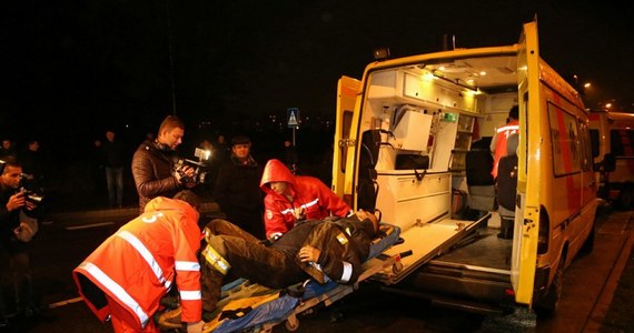 Co najmniej 21 osób zginęło pod gruzami zawalonego dachu supermarketu na przedmieściach stolicy Łotwy, Rygi. Prawdopodobnie dziesiątki nadal tkwią pod rumowiskiem. Gruzowisko od wczoraj przeczesują strażacy, policjanci i żołnierze. Budynek był pełen klientów, robiących po pracy zakupy. 