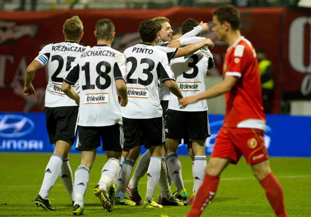 Po debiutanckich meczach nowego selekcjonera Adama Nawałki do walki o ligowe punkty wracają piłkarze Ekstraklasy. W 17. kolejce nie zabraknie interesujących spotkań. Legia Warszawa zagra z Pogonią Szczecin a Cracovia z Lechem Poznań.