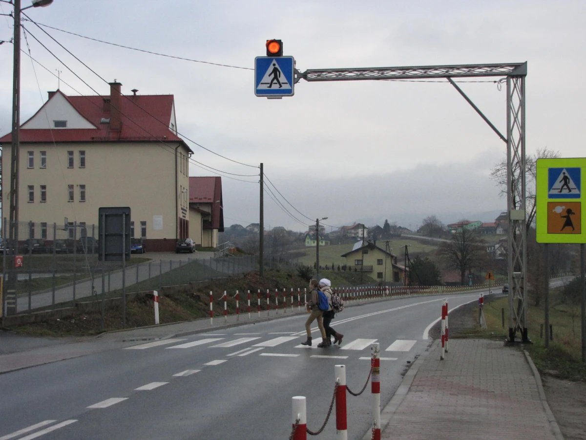 „Ile jeszcze ludzi musi zginąć w naszej miejscowości, żeby urzędnicy zrozumieli, iż trzeba postawić tu znaki: teren zabudowany. To chyba dużo nie kosztuje, a z pewnością mniej niż ludzkie życie” – piszą zrozpaczeni mieszkańcy Trzetrzewiny koło Nowego Sącza, którzy poprosili RMF FM o interwencję w swojej sprawie. Przez tę niewielką miejscowość przebiega ruchliwa droga krajowa nr 28, która prowadzi z Wadowic do Przemyśla. Codziennie przejeżdżają nią tysiące samochodów, także wiele TIR-ów. Tuż przy samej drodze położona jest szkoła, kościół, sklep czy dom weselny, a mimo to brakuje odpowiedniego oznakowania. 