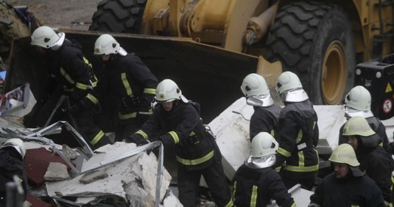 "Nie było żadnego łoskotu ani wybuchu" – mówi jeden z ocalałych z katastrofy budowlanej w Rydze. W wyniku zawalenia się dachu supermarketu w stolicy Łotwy zginęły co najmniej 43 osoby. Strażacy szukają jeszcze w gruzowisku kilkudziesięciu zaginionych.