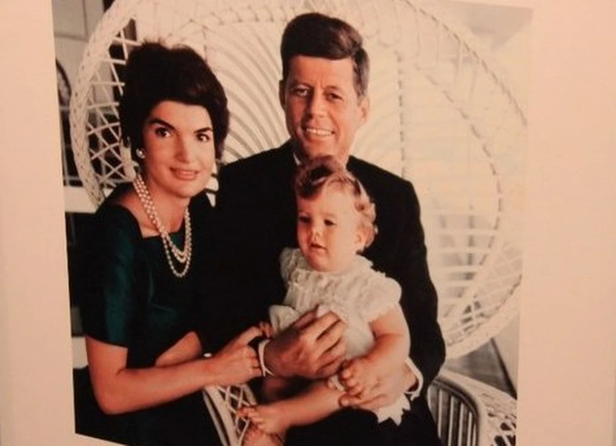 John Kennedy to jest inny model, inny typ polityka niż ci, którzy wcześniej pojawiali się na urzędzie prezydenta. Jego prezydentura to zapowiedź czasów, kiedy politycy będą próbowali siebie sprzedawać. Rzecz w tym, że Kennedy nie musiał udawać, to nie była próba sprzedaży czegoś, co było kreacją. On taki po prostu był - mówi amerykanista Marcin Fatalski z Uniwersytetu Jagiellońskiego. Dziś mija 50 lat od tragicznej śmierci Johna Fitzgeralda Kennedy’ego.