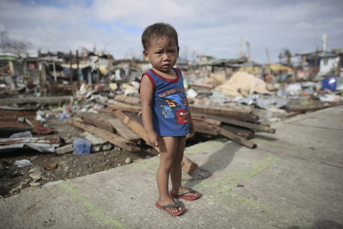 Bilans śmiertelnych ofiar potężnego tajfunu Haiyan, który dwa tygodnie temu uderzył w środkową część Filipin, wzrósł do ponad 5,2 tys. Rannych zostało prawie 23,5 tys. osób, a ponad 1,6 tys. jest zaginionych. Ponad 4 mln ludzi musiało opuścić swoje domy. 