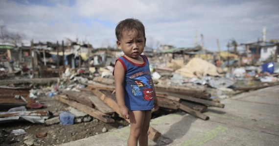Bilans śmiertelnych ofiar potężnego tajfunu Haiyan, który dwa tygodnie temu uderzył w środkową część Filipin, wzrósł do ponad 5,2 tys. Rannych zostało prawie 23,5 tys. osób, a ponad 1,6 tys. jest zaginionych. Ponad 4 mln ludzi musiało opuścić swoje domy. 