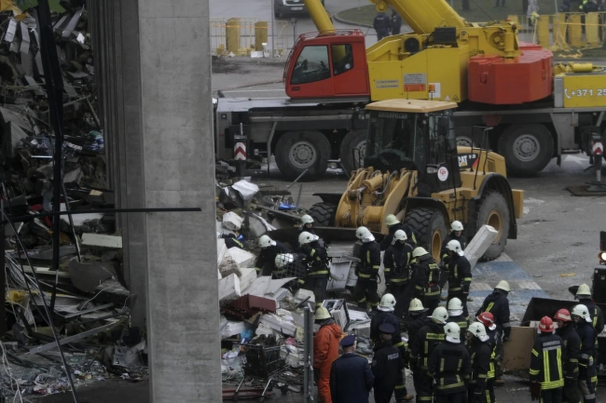 Z każdą godziną rośnie bilans ofiar po wczorajszym zawaleniu się dachu supermarketu w Rydze. Najnowszy bilans mówi o 49 zabitych. Władze Łotwy ogłosiły trzydniową żałobę narodową. 