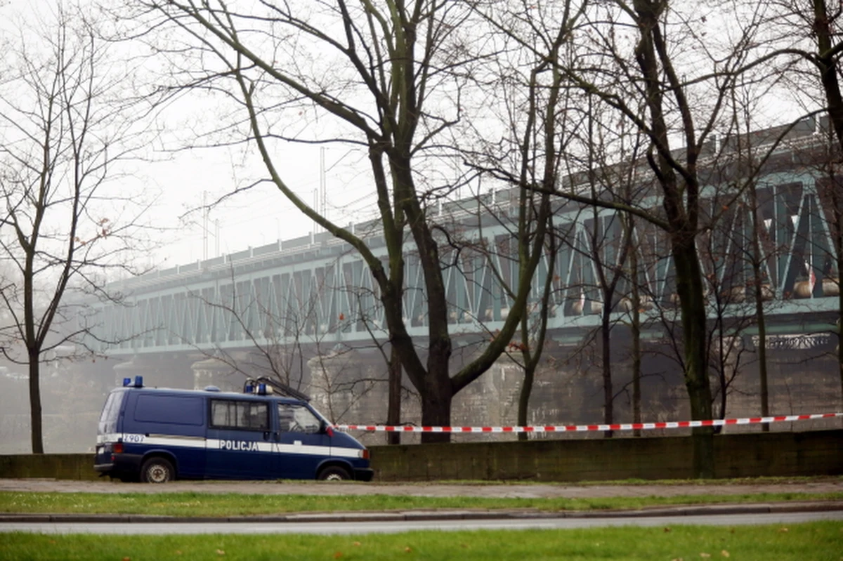 Po kilku godzinach policyjnym negocjatorom udało się sprowadzić z warszawskiego mostu Gdańskiego mężczyznę, który rano wszedł na rurę biegnącą wzdłuż mostu kolejowego. Ok. godz. 20 Koleje Mazowieckie usunęły utrudnienia w ruchu pociągów pomiędzy stacjami Warszawa Gdańska a Warszawa ZOO. 