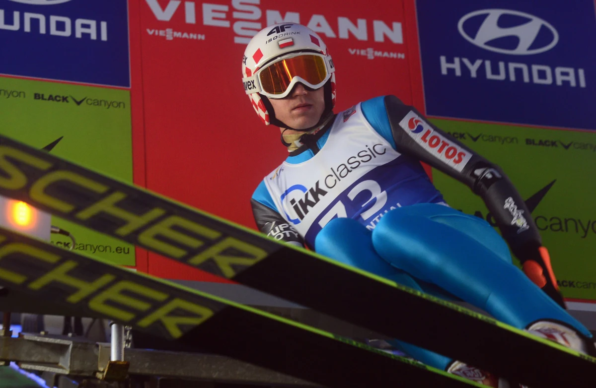 Znakomita końcówka poprzedniego sezonu skoków narciarskich sprawiła, że kibice i zawodnicy z wielkimi nadziejami czekali na kolejny, tym razem olimpijski sezon. RMF FM wraz Akademią Wychowania Fizycznego w Krakowie proponuje przewodnik po skokach narciarskich. O kulisach konkursów, minionym sezonie, który źle się zaczął, ale dobrze skończył, o rozbiegach, wybiciach, lotach i lądowaniach opowiadają najlepsi specjaliści, współpracujący z kadrą biomechanik z AWF Piotr Krężałek i były fizjoterapeuta kadry Rafał Kot, prywatnie ojciec jednego z kadrowiczów. 