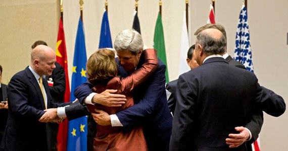 Po czterech dniach intensywnych negocjacji w Genewie grupa sześciu mocarstw osiągnęła w nocy czasowe porozumienie z Iranem w kwestiach nuklearnych. Irańczycy zobowiązali się ograniczyć swój program atomowy, w zamian otrzymają pomoc gospodarczą.
