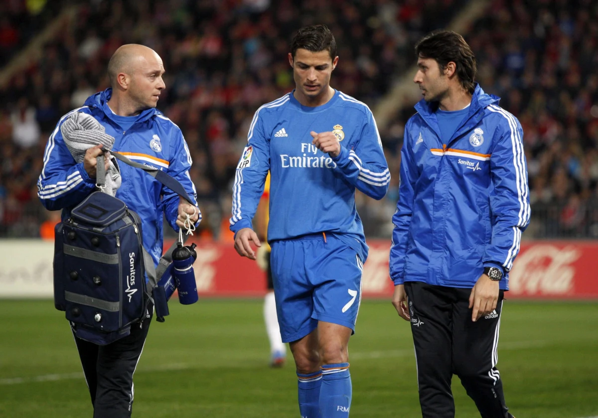 ​Piłkarz Realu Madryt Cristiano Ronaldo poinformował po sobotnim spotkaniu 14. kolejki hiszpańskiej ekstraklasy, w którym z powodu urazu zszedł z boiska, że kontuzja nie jest groźna. "Poprosiłem o zmianę tylko na wszelki wypadek" - wyjaśnił.