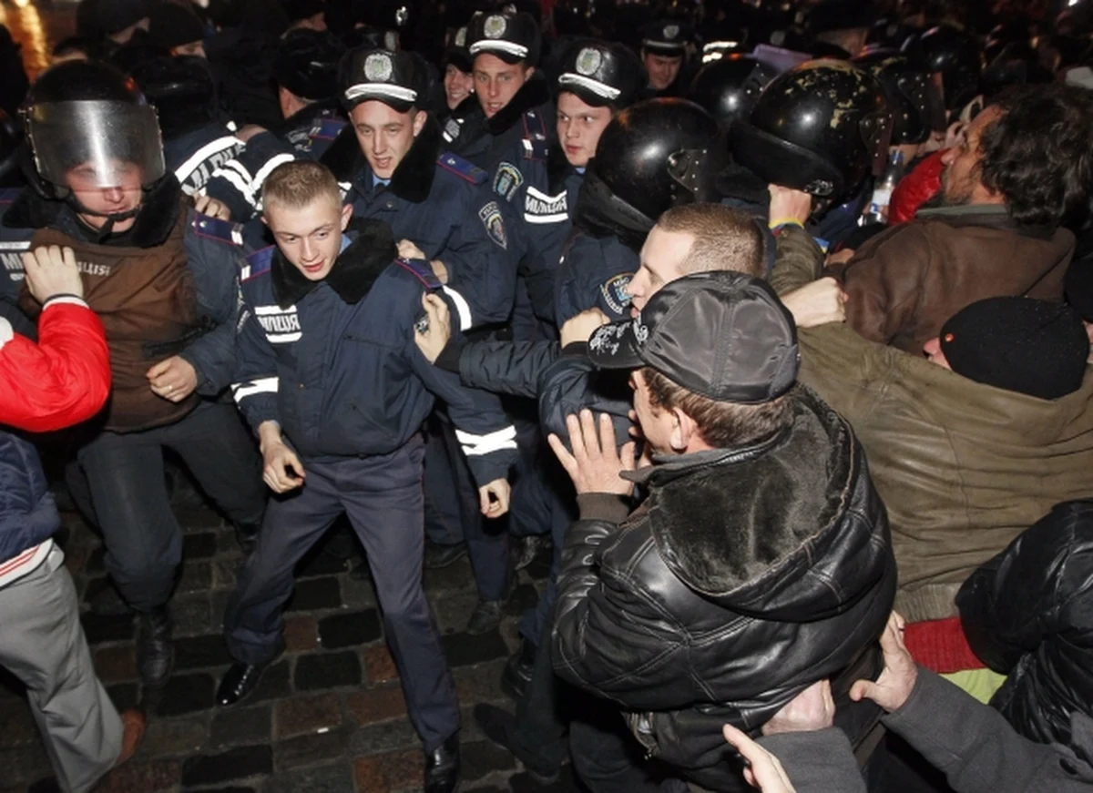Od rana przed siedzibą rządu w Kijowie trwają przepychanki z milicją. Użyto gazu łzawiącego. W proteście przed Radą Ministrów uczestniczy blisko tysiąc osób. Budynek chroniony jest przez oddziały specjalne milicji "Berkut". Funkcjonariusze mają na twarzach maski gazowe. 