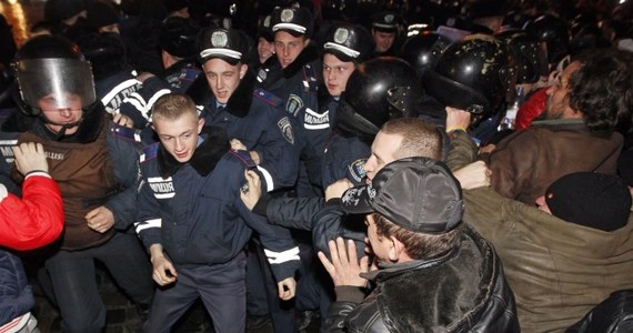 Od rana przed siedzibą rządu w Kijowie trwają przepychanki z milicją. Użyto gazu łzawiącego. W proteście przed Radą Ministrów uczestniczy blisko tysiąc osób. Budynek chroniony jest przez oddziały specjalne milicji "Berkut". Funkcjonariusze mają na twarzach maski gazowe. 