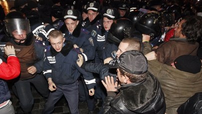 Ukraina: Przepychanki przed siedzibą rządu 