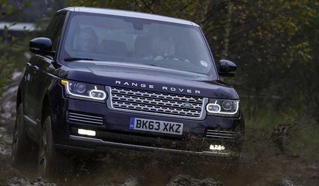 Jeździliśmy nowymi, przygotowanymi  na rok 2014 autami z logo legendarnego Land Rovera. To Land Rover Discovery oraz Range Rovery: Hybrid, Evoque i Sport. Sprawdzaliśmy, czy pojazdy te są jeszcze prawdziwymi samochodami terenowymi czy już tylko luksusowymi SUV-ami, którymi strach zjechać z asfaltu. Efekt na filmie!