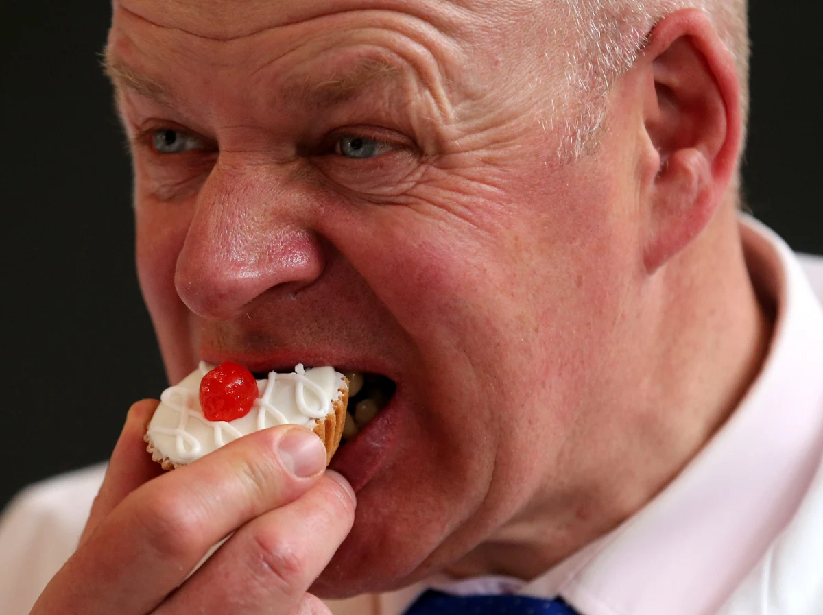 Polityczna poprawność może przysporzyć nam dodatkowych kilogramów, zwłaszcza w święta - przestrzegają naukowcy z Duke University w Północnej Karolinie. Okazuje się bowiem, że w towarzystwie osoby, która wydaje nam się otyła mamy skłonność wybierać te same przekąski co ona. Wszystko po to, by jej nie urazić. Pisze o tym w najnowszym numerze czasopismo "Organizational Behavior and Human Decision Processes". 