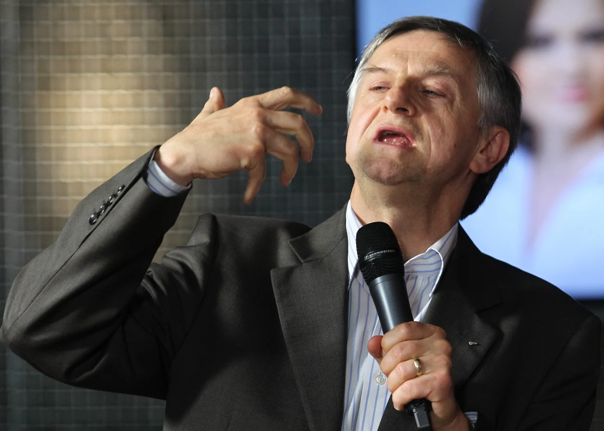 "Czy Donald Tusk zasługuje na coś więcej niż użalenie się nad tym, jak bardzo nisko może upaść druga osoba?" - pyta profesor Andrzej Zybertowicz. Znany socjolog w rozmowie z Bogdanem Zalewskim nie zostawia też suchej nitki na prezydencie, oskarżając Bronisława Komorowskiego o konserwowanie rosyjskich agenturalnych układów w WSI.