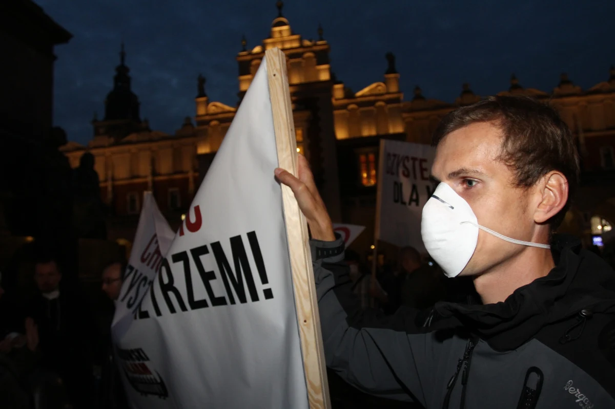 Małopolscy radni, jako pierwsi w Polsce, przegłosowali zakaz palenia węglem i drewnem w Krakowie. Tym samym pod Wawelem wejdą w życie restrykcyjne przepisy, które mają uchronić mieszkańców od niebezpiecznego dla zdrowia smogu. Zakaz wejdzie w życie za pięć lat. 