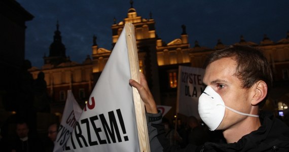 Małopolscy radni, jako pierwsi w Polsce, przegłosowali zakaz palenia węglem i drewnem w Krakowie. Tym samym pod Wawelem wejdą w życie restrykcyjne przepisy, które mają uchronić mieszkańców od niebezpiecznego dla zdrowia smogu. Zakaz wejdzie w życie za pięć lat. 