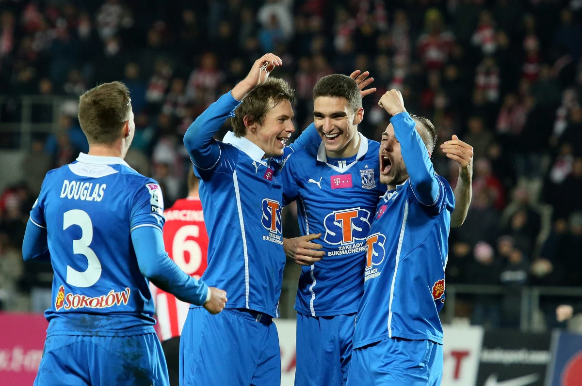 Cracovia przegrała na własnym stadionie 1:6 z Lechem Poznań. Bramki dla gości zdobyli: Kasper Hamalainen, Gergo Lovrencsics, Marcin Kamiński, Rafał Murawski, Łukasz Teodorczyk, Bartosz Ślusarski. Honorowego gola dla gospodarzy zdobył Bartłomiej Dudzic. 