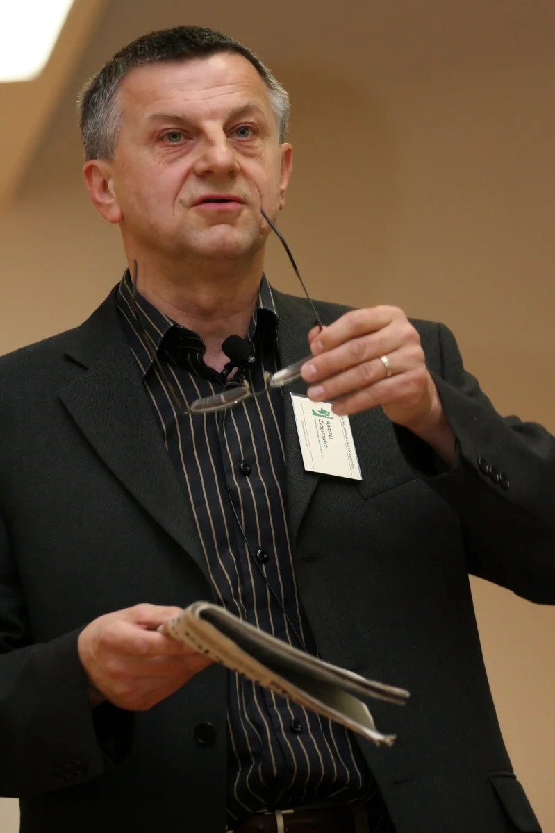 "Są w Polsce tacy rządzący oraz takie elity, które są jak czarni ludzie o białych mózgach" - sugeruje profesor Andrzej Zybertowicz. W rozmowie z Bogdanem Zalewski znany socjolog porównuje mentalność części naszych warstw przywódczych do elitarnych środowisk w Afryce - w Kenii czy w Mozambiku - wykształconych w krajach zachodnioeuropejskich oraz w USA. 