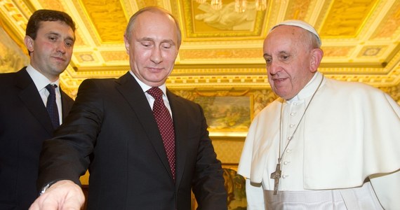 Z opóźnieniem sięgającym prawie 50 minut pojawił się na spotkaniu z papieżem Władimir Putin. Było to pierwsze spotkanie prezydenta Rosji z Franciszkiem. Zagraniczne agencje zwracają uwagę na to, że Putin  pocałował podarowaną papieżowi ikonę. Franciszek zrobił to samo.
