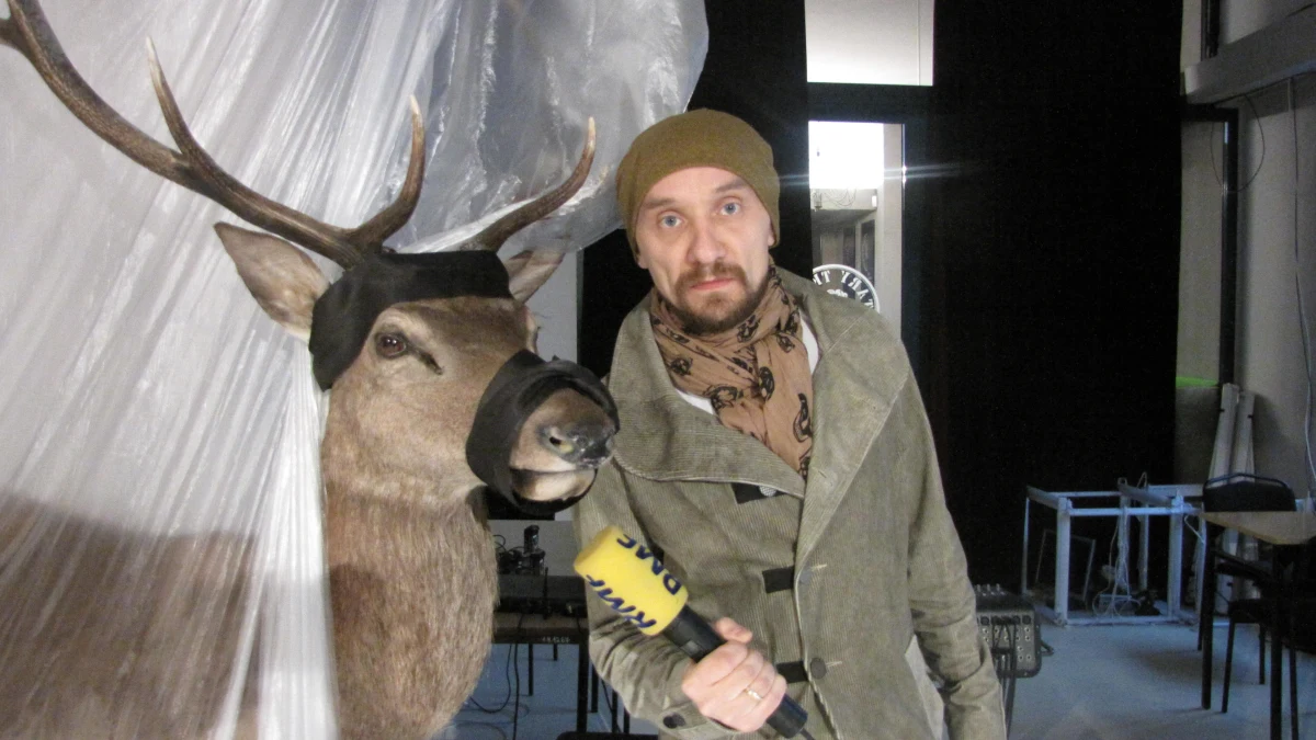 „Protesty na widowni to reakcja widzów, którzy „spontanicznie” zabrali ze sobą na spektakl gwizdki. Kto zabiera gwizdek do teatru?!" - mówi Jan Klata, dyrektor Starego Teatru w Krakowie o spektaklu przerwanym z powodów protestu części widowni. "Aktorzy i ja dostajemy teraz listy z pogróżkami. To protesty ludzi, którzy nie odróżniają Doroty Segdy od siostry Faustyny i chcą spowiadać się u bohaterów Plebanii. Mówią mi, że jestem Żydem, tęczowym pedałem, porno-Klatą, piszą niestworzone rzeczy. W rezultacie dzwoni do mnie babcia i mówi: „Wy tam podobno kopulujecie w teatrze”. To, co się dzieje, to paranoja" - mówi gość RMF FM.