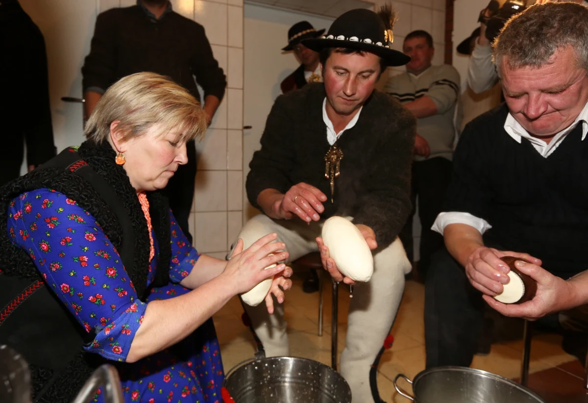 Jak dowiedział się reporter RMF FM, wszyscy kandydaci na baców zdali dzisiaj egzamin praktyczny i teoretyczny. Oznacza to, że mamy nowych 18 baców i jedną kobietę - bacę. Wszyscy zdali na oceny dobre i bardzo dobre. Więcej kłopotów mieli z teorią, za to egzamin praktyczny wszyscy zdali celująco.