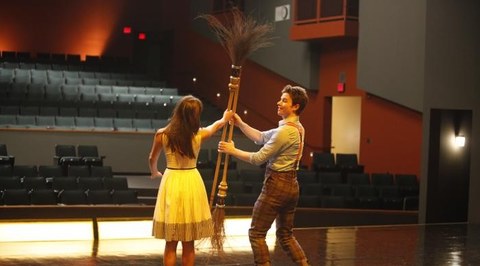 Zdjęcie ilustracyjne Glee odcinek 1 "The Purple Piano Project"
