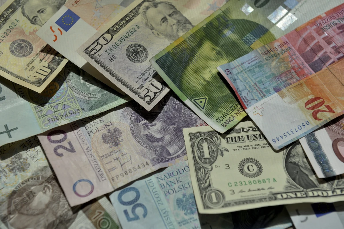 Informacje o lokatach zakładanych w bankach nad Wisłą trafią do amerykańskiego fiskusa - pisze "Rzeczpospolita". Byłeś w USA dłużej niż pół roku? Dostałeś zieloną kartę? Uważaj, bo amerykański fiskus może się zainteresować, ile lokujesz w polskim banku, biurze maklerskim czy funduszu inwestycyjnym. 