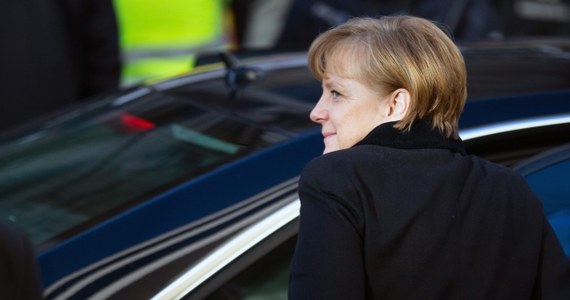CDU/CSU i SPD osiągnęły nad ranem porozumienie w sprawie umowy koalicyjnej, która ma stanowić podstawę programową nowego rządu Angeli Merkel - poinformowali uczestnicy spotkania po zakończeniu 17-godzinnych negocjacji. Rząd powstanie w grudniu. Uczestnicy negocjacji zgodzili się m.in., by zagraniczni kierowcy samochodów osobowych płacili za niemieckie autostrady.