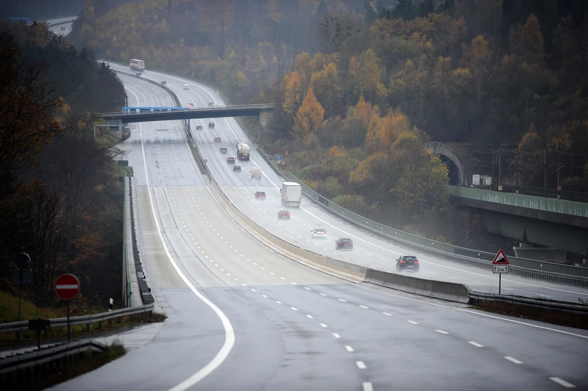 Nowy Ruch Drogowy apeluje do włoskiego rządu o zmianę przepisów na trasach. Federacja zrzeszająca ekologów, rowerzystów i pieszych chce, żeby dozwolona prędkość w miastach wynosiła najwyżej 30 km/h. 