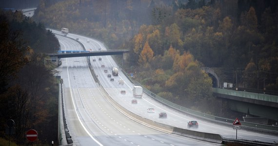 Nowy Ruch Drogowy apeluje do włoskiego rządu o zmianę przepisów na trasach. Federacja zrzeszająca ekologów, rowerzystów i pieszych chce, żeby dozwolona prędkość w miastach wynosiła najwyżej 30 km/h. 