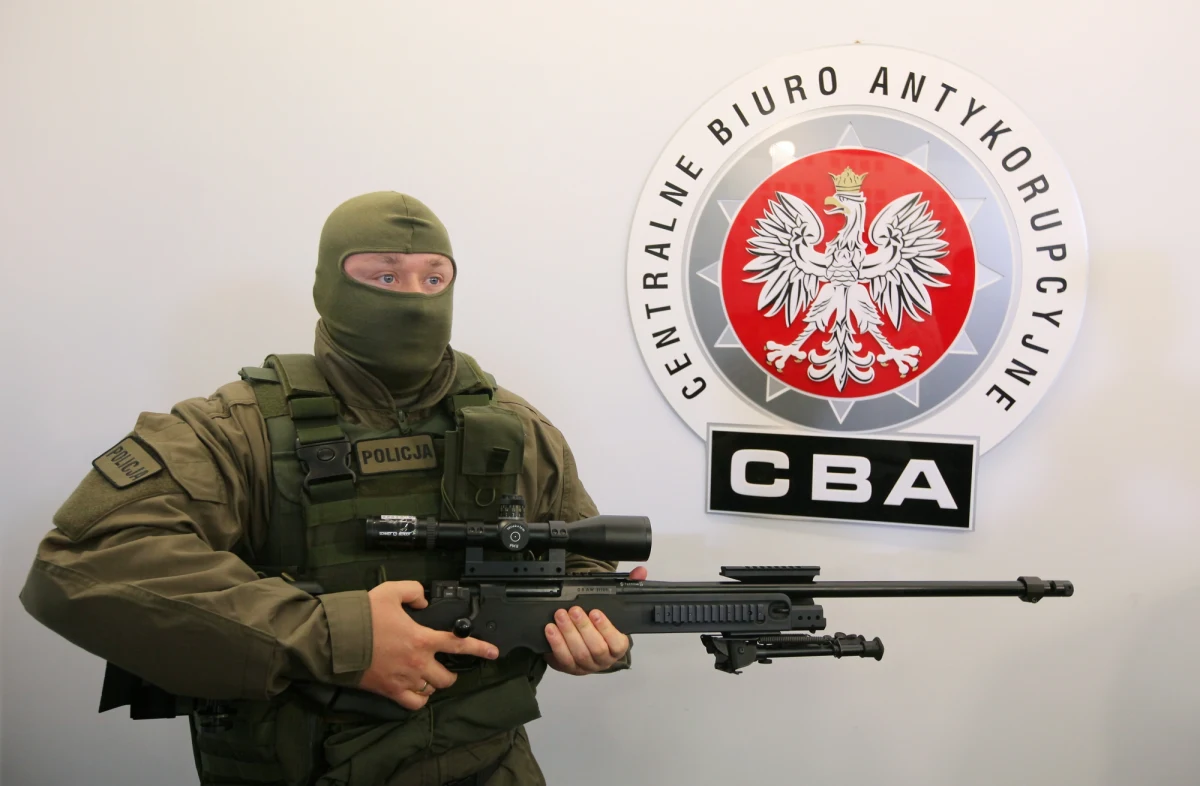 Centralne Biuro Antykorupcyjne prześwietla kontrakty firm informatycznych zawierana z Agencją Mienia Wojskowego. Może to oznaczać kolejne zatrzymania w związku z e-aferą - ustalił nieoficjalnie reporter RMF FM Roman Osica. 